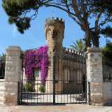 Fin quando non incrociamo strada dello Speziale. 
Imbocchiamo la viuzza e sulla sinistra � difficile non notare una grande villa privata in pietra, dalla forma molto particolare. Ricorda infatti un piccolo castello con tanto di torre merlettata...
